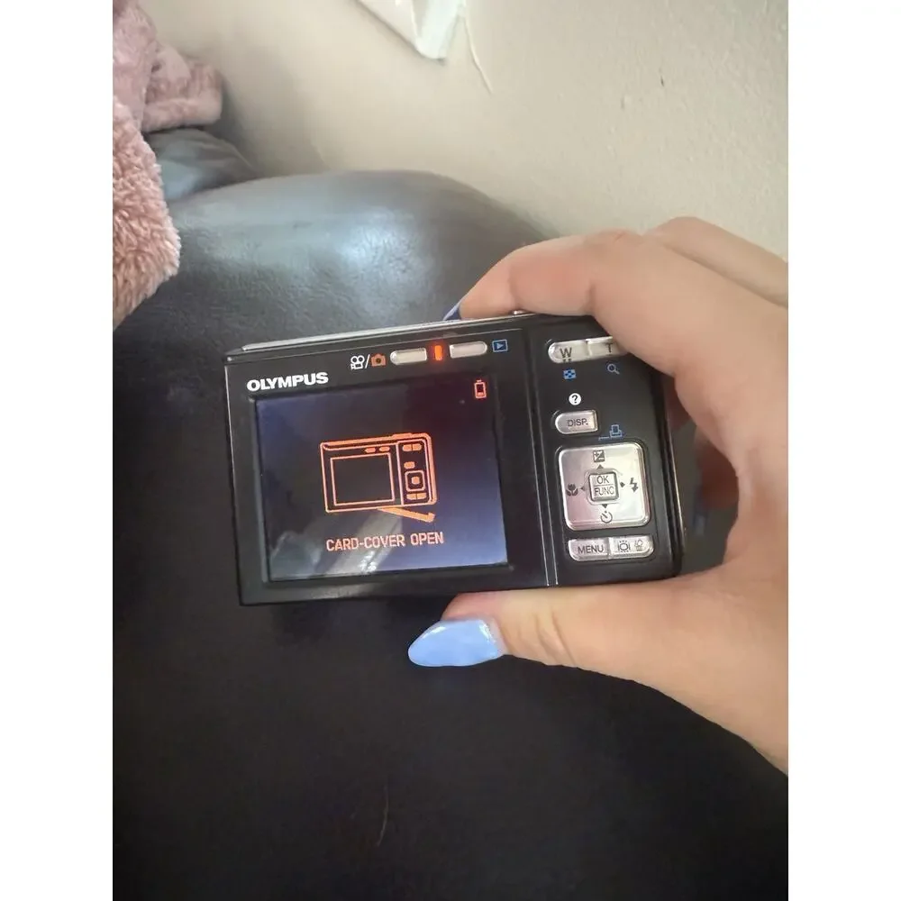 OLYMPUS FE-20 8.0 Megapixel Digital Camera, Powers On, FOR PARTS